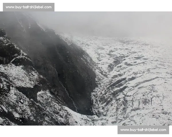 宽萨捧起欧青赛冠军奖杯！红军生涯完美谢幕